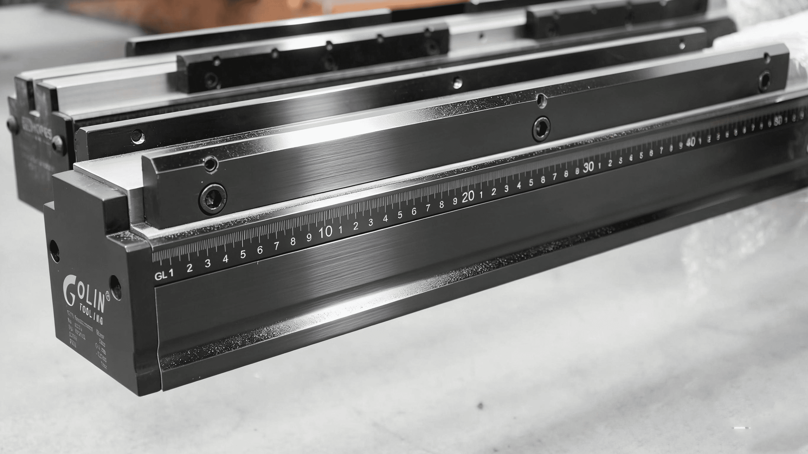 Press brake bidirectional crowning worktable