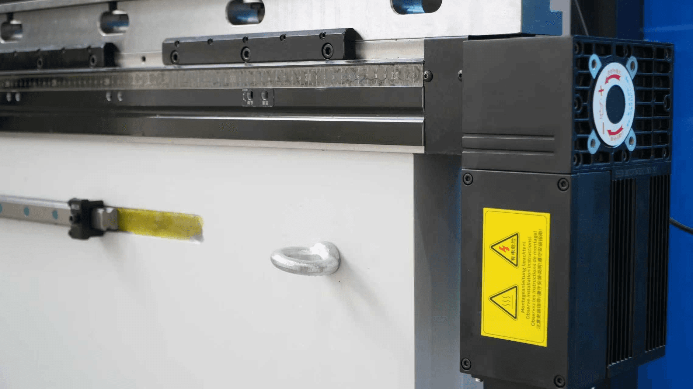 Press brake electric crowning worktable